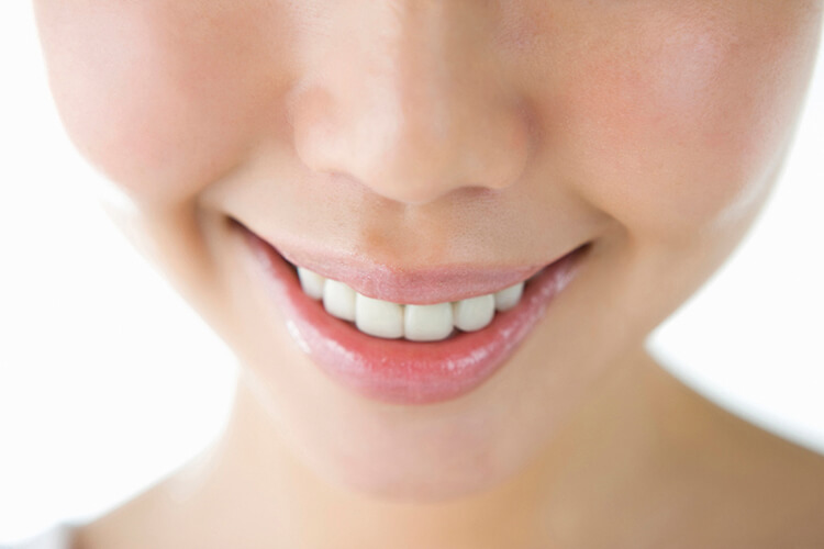 天然歯の黄ばみはホワイトニングで解決！